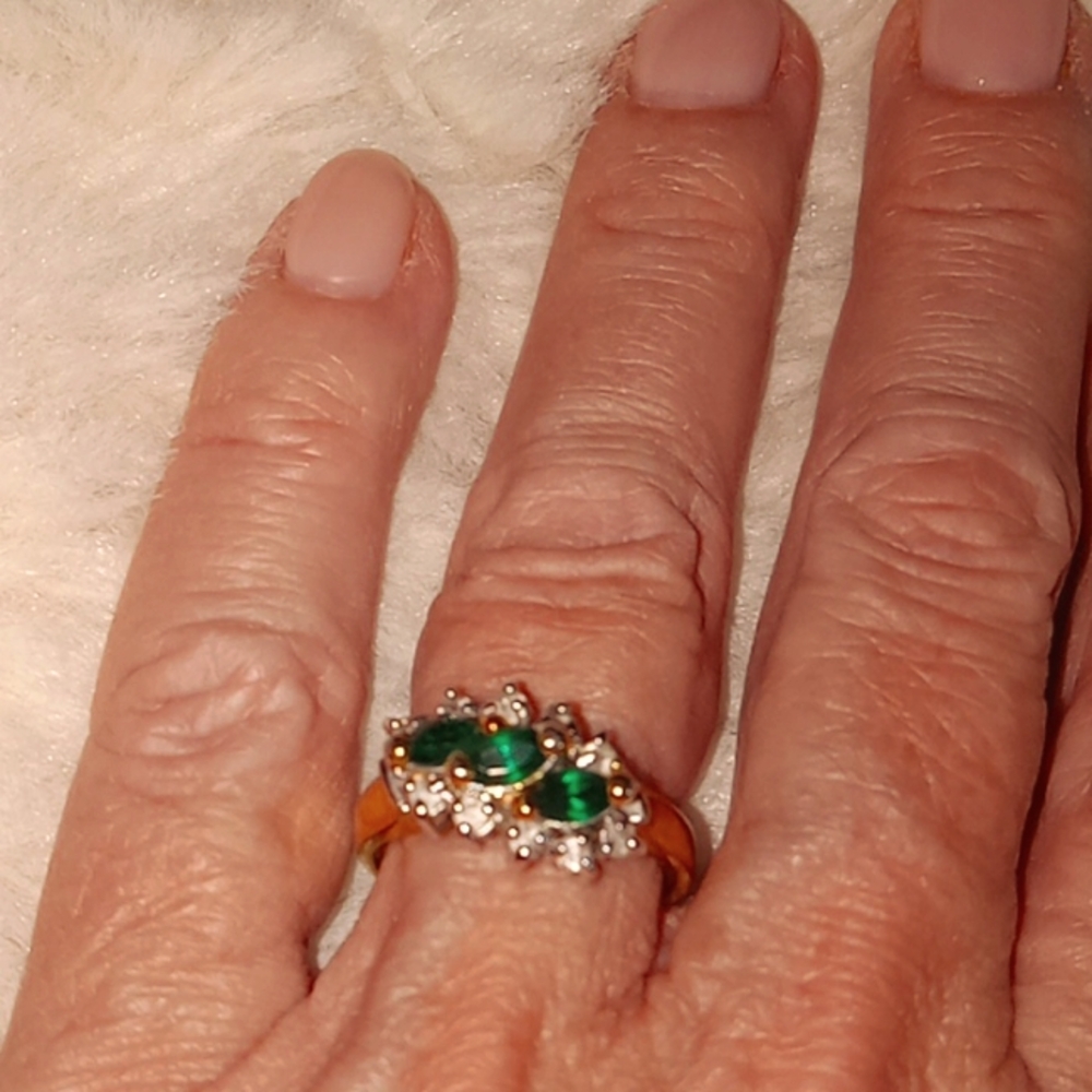 14K gold plated women's size 8 ring with green and clear glass gemstones